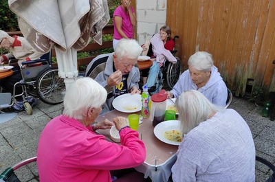 Využíváme krásného počasí a obědujeme venku