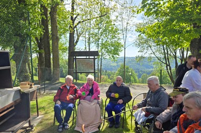 Opékání buřtů v Domově U Nás