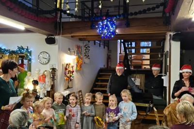 Vánoční posezení v Domově U Nás 2025